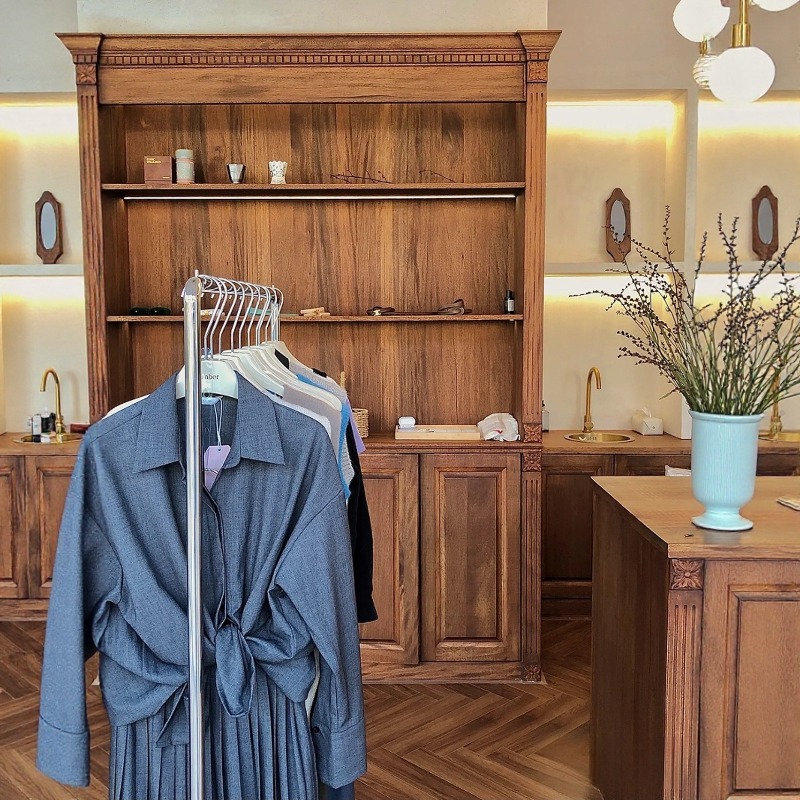 متجر ملابس، طاولة أمين الصندوق - مراجعة Office Furniture Second Hand وسعره